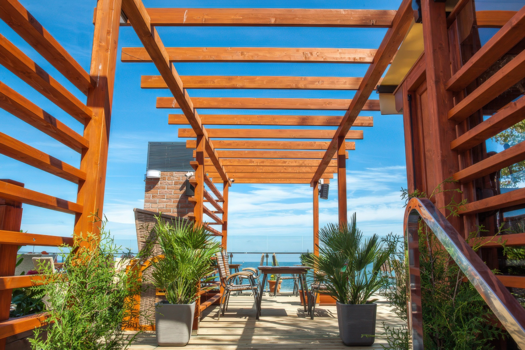 Restauracja Pergola Kołobrzeg — przejście pod pergolą na tarasie widokowym