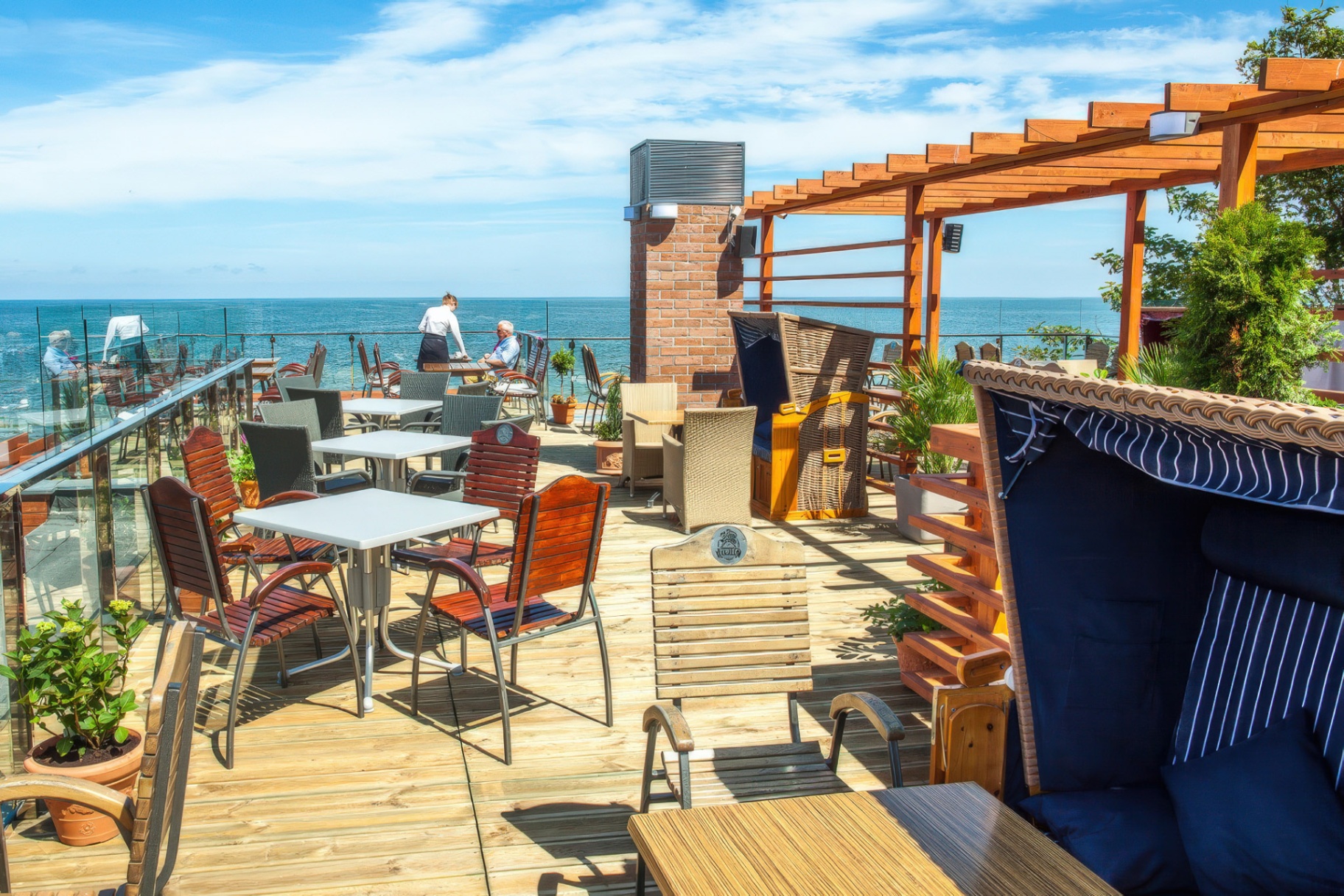 Restauracja Pergola Kołobrzeg — stoliki na tarasie z obsługą i widokiem na morze