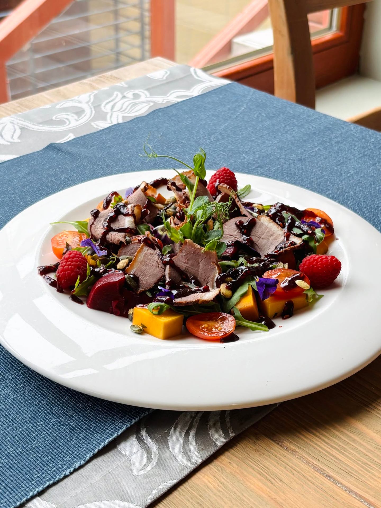Salad with duck breast and raspberry sauce – Pergola Restaurant