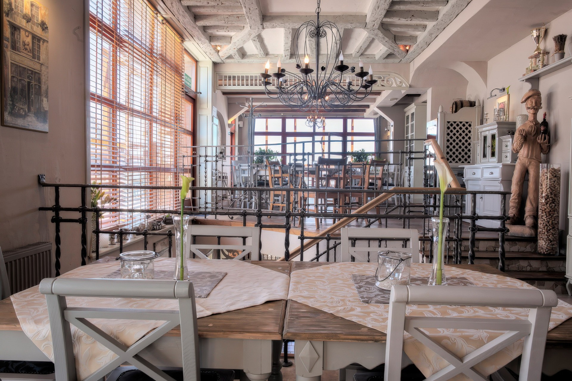 Restauracja Pergola Kołobrzeg — antresola z żyrandolem