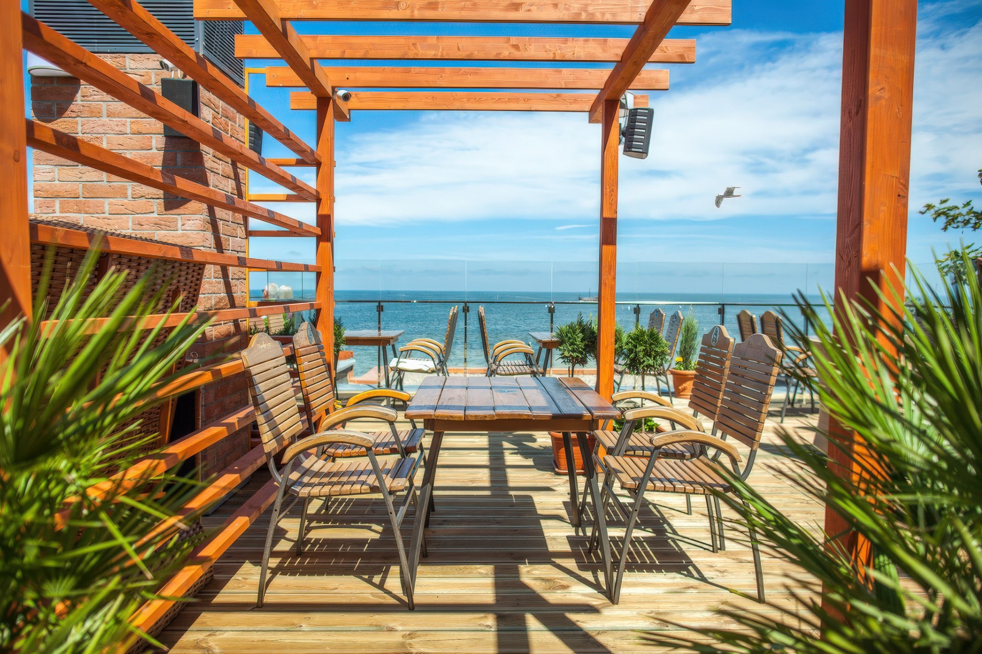 Restauracja Pergola Kołobrzeg — taras na dachu z widokiem na Bałtyk