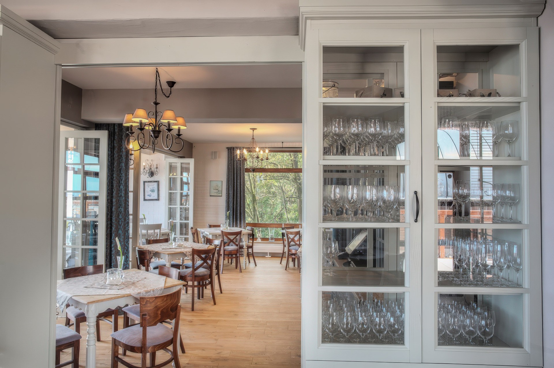 Restauracja Pergola Kołobrzeg — przejście między salami