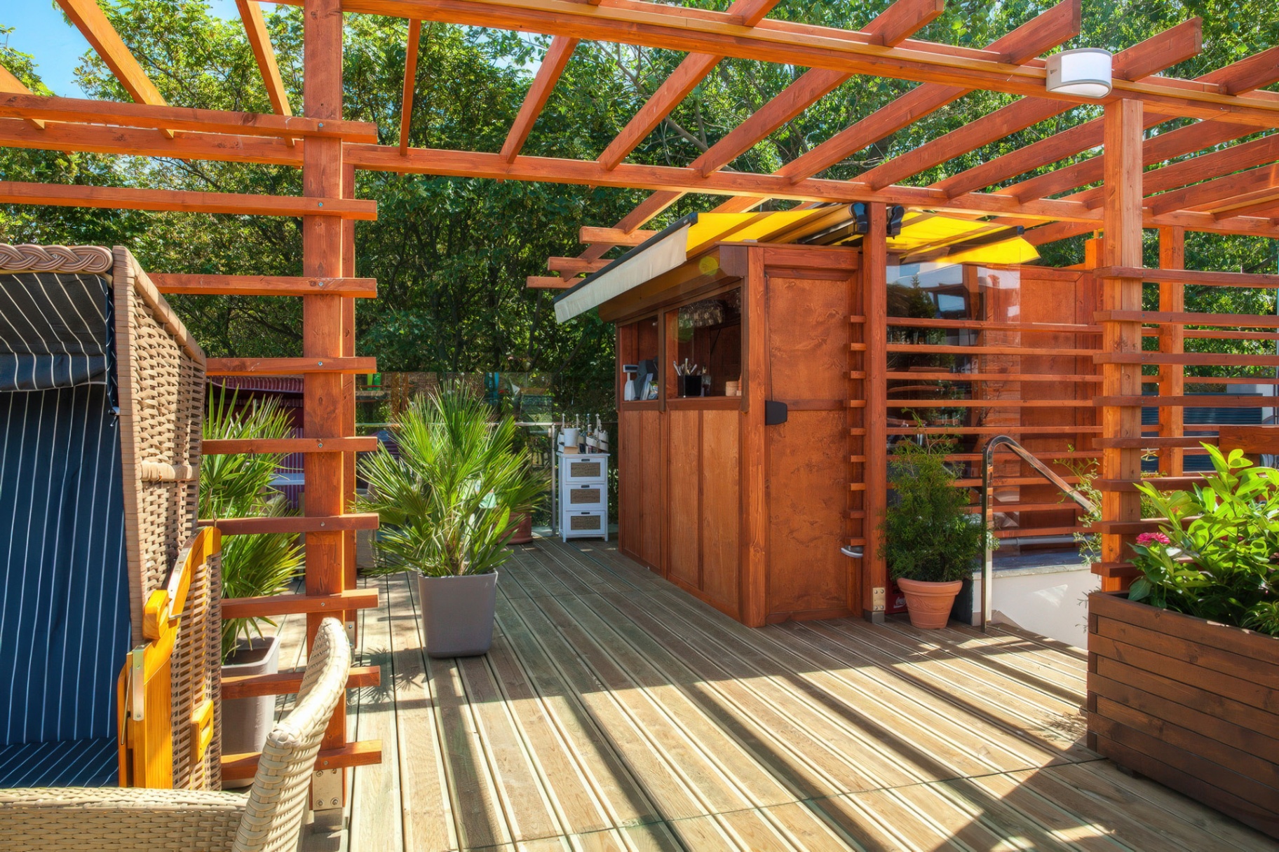 Restauracja Pergola Kołobrzeg — drewniana pergola i bar na tarasie