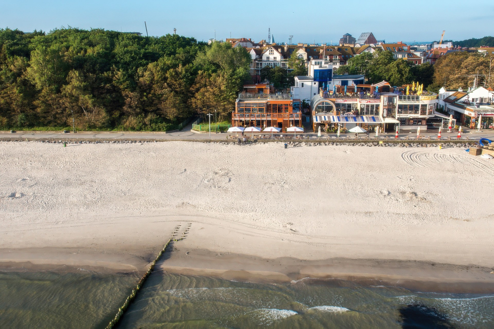 Restauracja Pergola Kołobrzeg — widok z drona na plażę i lokal