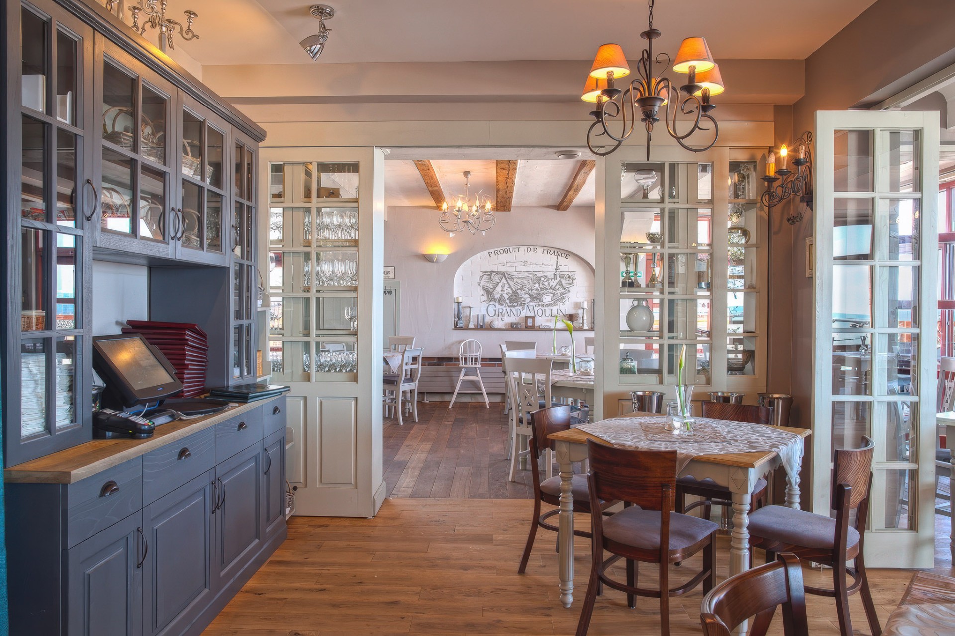 Restauracja Pergola Kołobrzeg — wnętrze w stylu prowansalskim