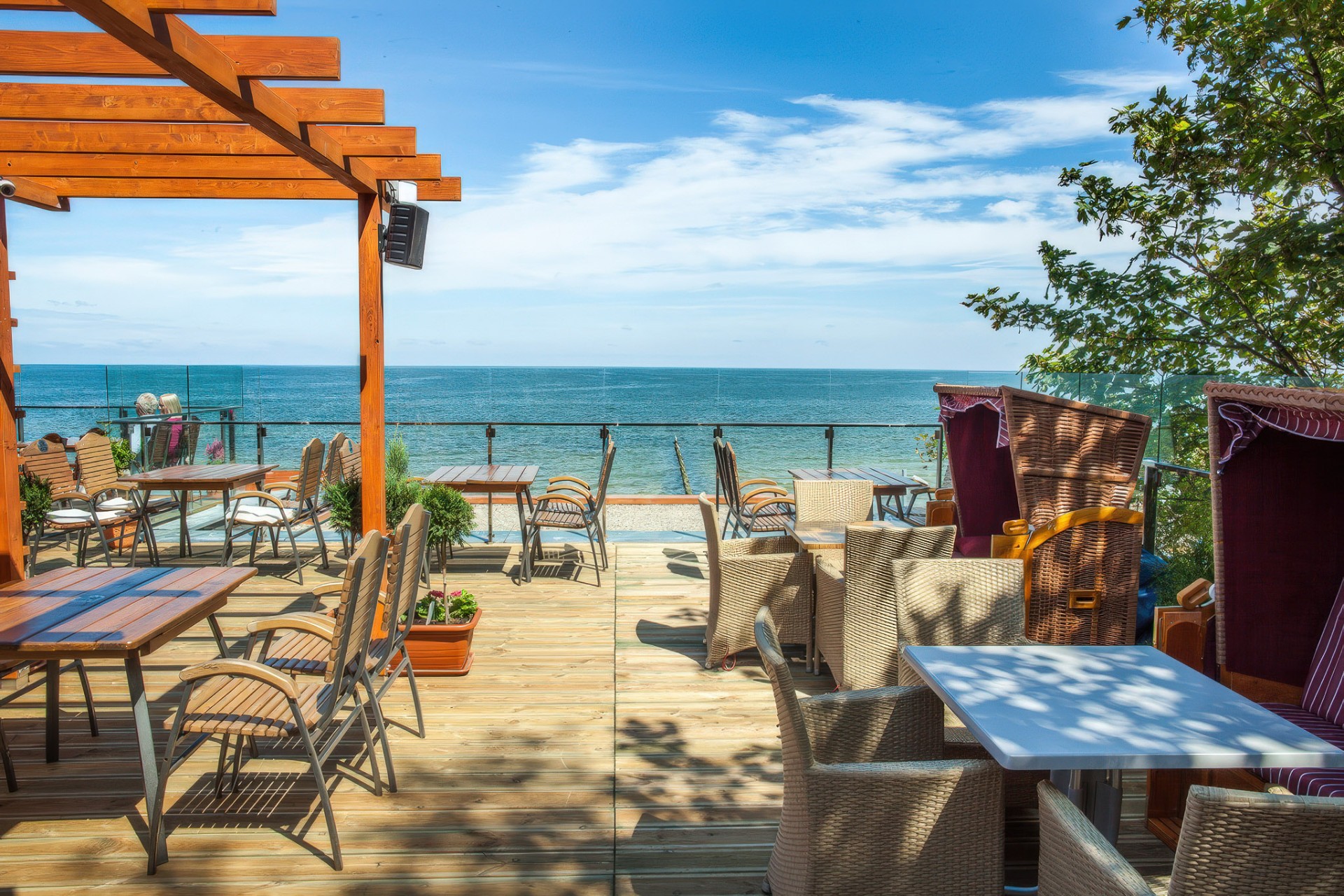 Restauracja Pergola Kołobrzeg — panorama tarasu z krzesłami i morzem
