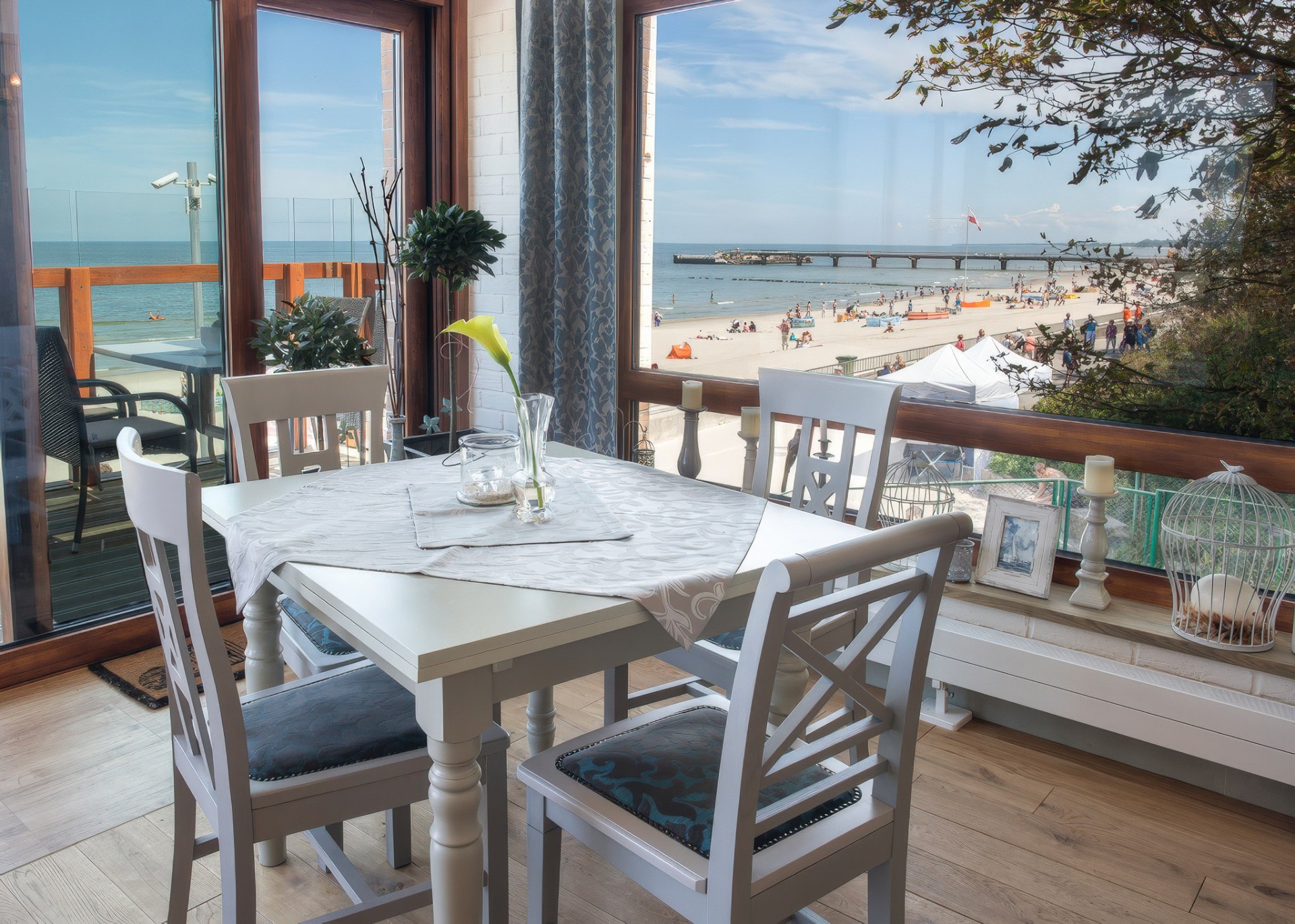 Restauracja Pergola Kołobrzeg — stolik z widokiem na molo