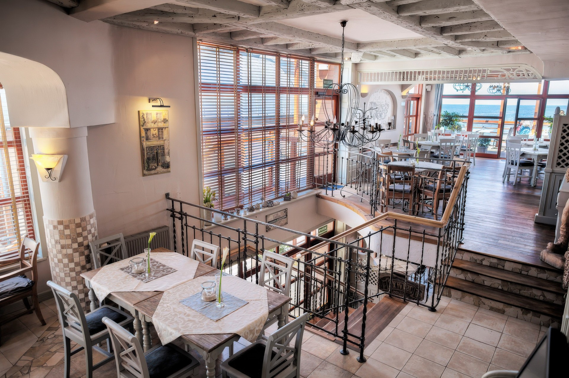 Restauracja Pergola Kołobrzeg — widok z antresoli na salę główną