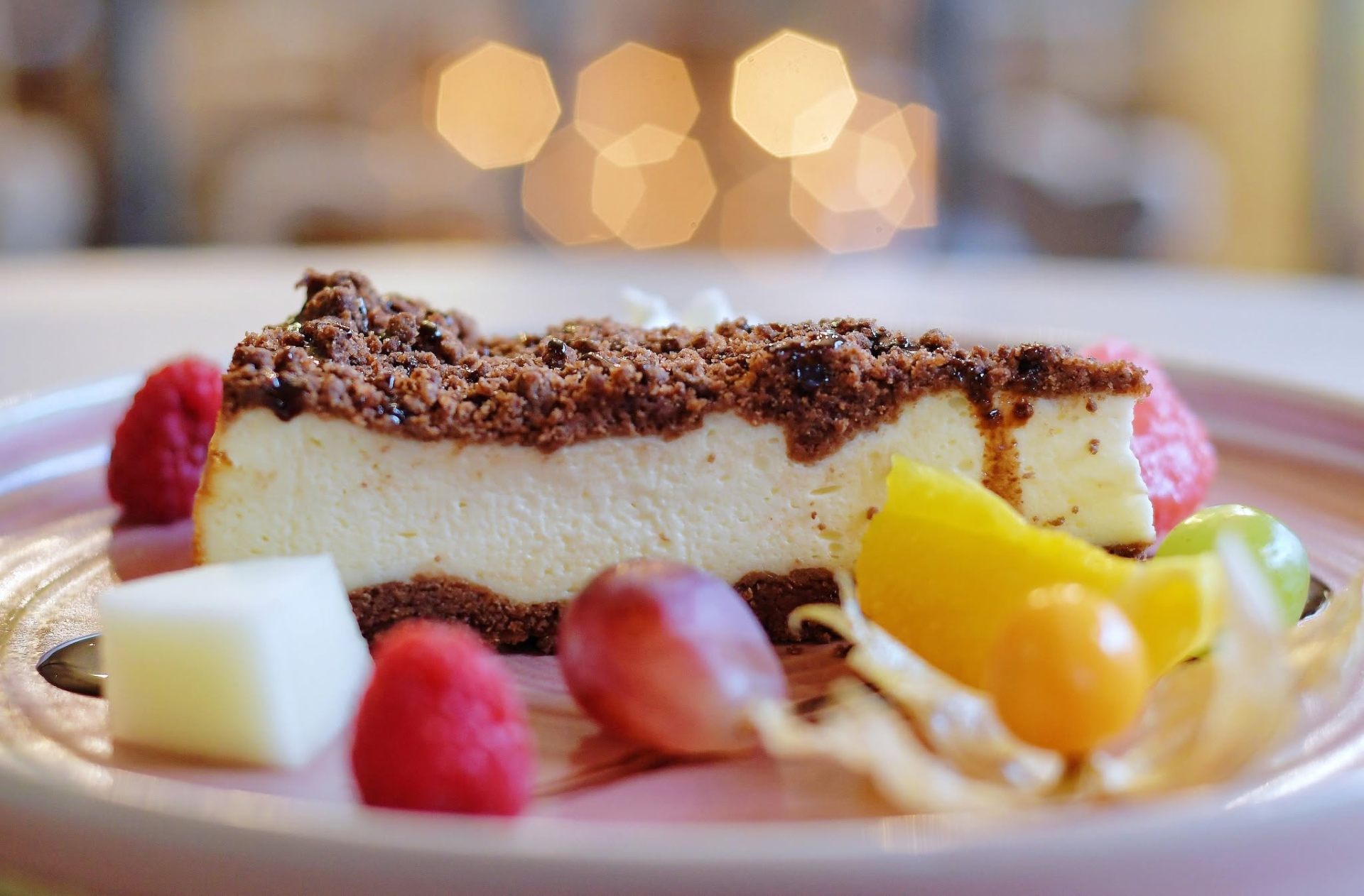 Cheesecake with crumble and fruits