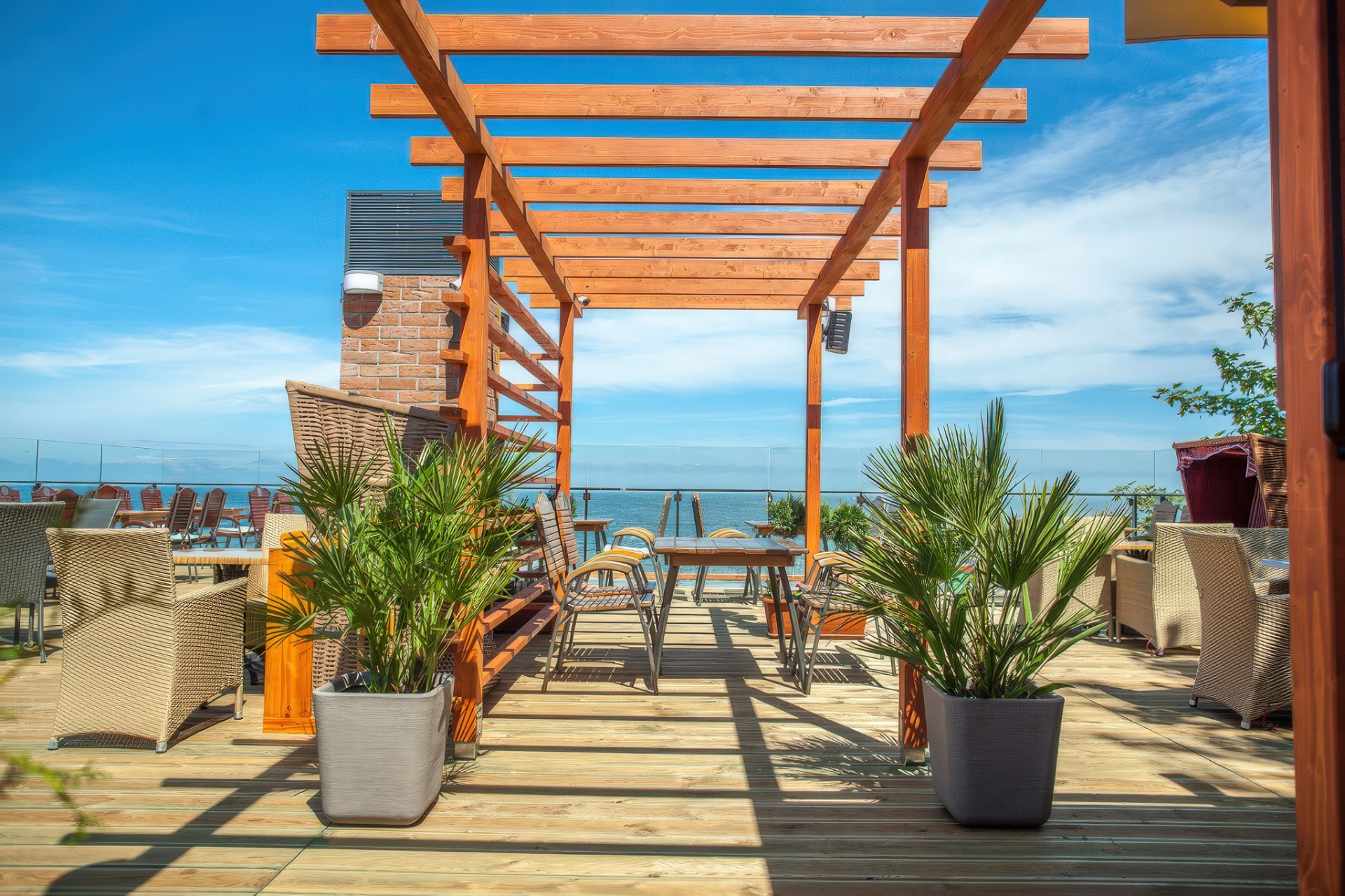 Restauracja Pergola Kołobrzeg — taras dachowy z pergolą i roślinami