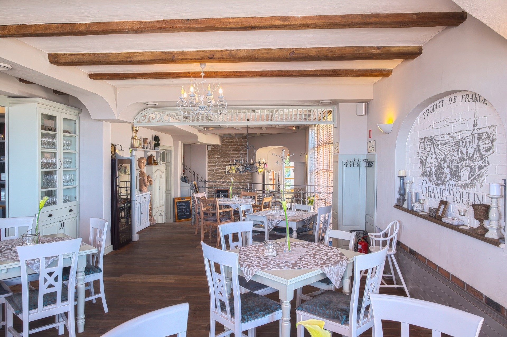 Restauracja Pergola Kołobrzeg — sala Grand Moulin z belkami